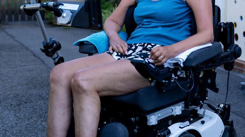 Die an ALS erkrankte Gabriele Engel sitzt im Rollstuhl vor ihrem Haus.