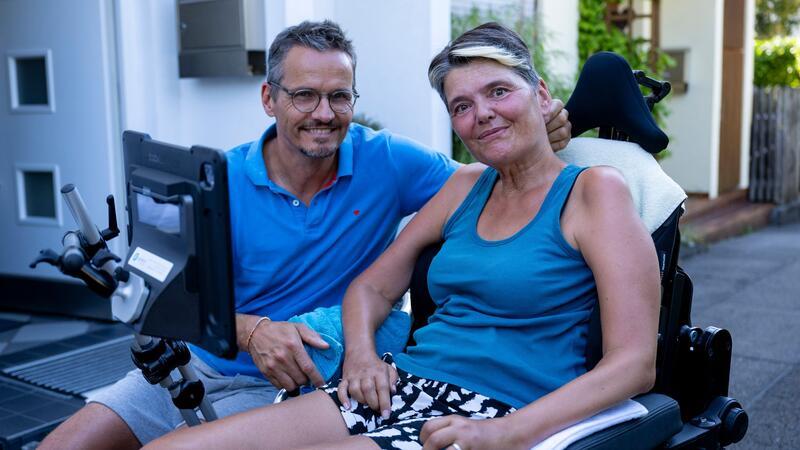 Die an ALS erkrankte Gabriele Engel und ihr Mann Thomas unternehmen einiges.