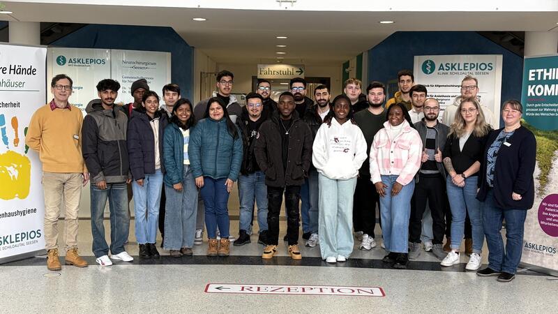 Die angehenden Pflegefachleute, die in Seesen begonnen haben. Fotos: Asklepios