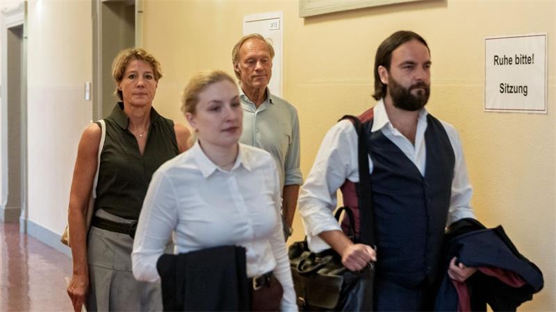 Mutmaßlicher Entführer: Feierte Rückkehr der Block-Kinder Die angeklagte Unternehmerin Christina Block, ihre Anwältin Paula Wlodarek, ihr Lebensgefährte Gerhard Delling und ihr Anwalt Ingo Bott gehen zum Verhandlungssaal.
