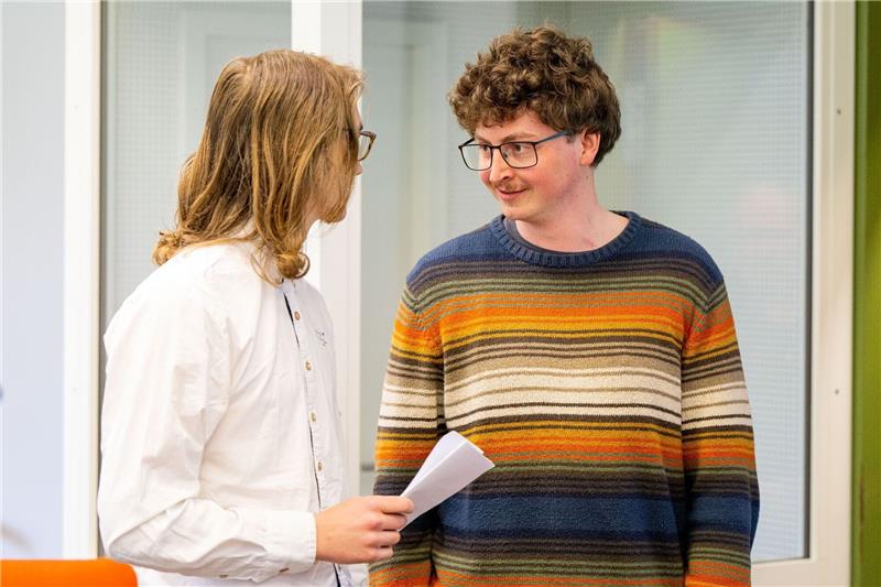 Prozess: War Klebeaktion an Rubens-Gemälde Sachbeschädigung? Die angeklagten Klimaaktivisten Lukas Popp (l) und Simon Lachner unterhalten sich vor dem Prozessauftakt.