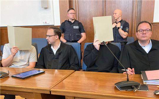 Die angeklagten Polizeibeamten und ihre Verteidiger im Landgericht Dortmund.