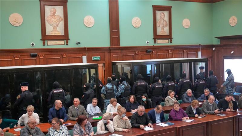 Die angeklagten Terroristen saßen während des Prozesses schwer bewacht in Glaskäfigen. 