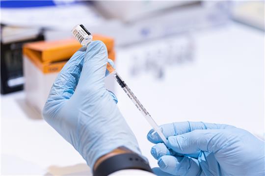Die angepassten Impfstoffe von Biontech und Moderna sollen in den nächsten Tagen Niedersachsen erreichen, heißt es aus dem Landesgesundheitsministerium. Foto: picture alliance/dpa | Michael Matthey