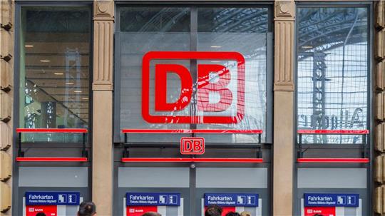 Die angeschlagene Bahn will mit der Abschaffung der Familienreservierung Geld sparen. (Archivbild)