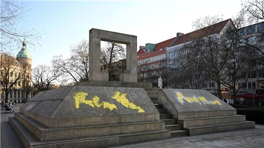 Die antisemitischen Parolen wurden mit gelber Sprühkreide unkenntlich gemacht.