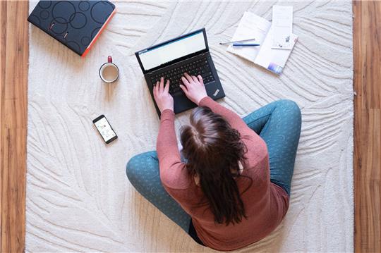 Die auf dem Arbeitsmarkt immer präsenter werdende «GenZ» wünscht sich häufig die Möglichkeit zum Homeoffice und zu sogenannten Workation-Optionen - eine Kombination aus Arbeit und Urlaub.
