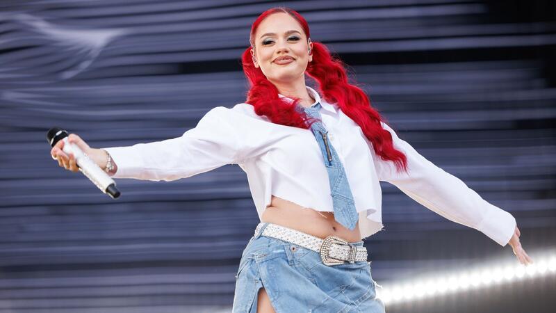Rapperin Badmómzjay, Samu Haber und mehr beim Radiopreis Die aufstrebende Rapperin Badmómzjaywird bei der Verleihung des Deutschen Radiopreises auftreten.