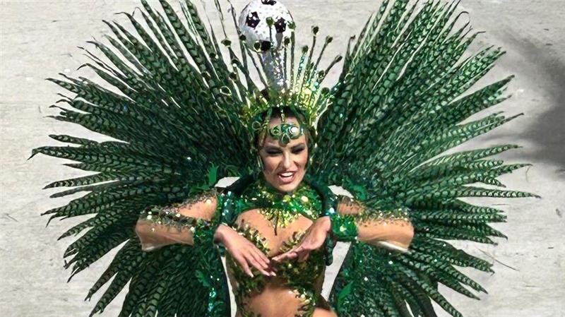 Karneval in Rio startet mit berühmten Umzügen im Sambodrom Die aufwendigen Kostüme und heißen Rhythmen begeistern Millionen Fernsehzuschauer in aller Welt.