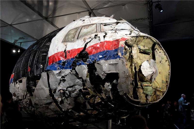 EuGH zu MH17-Abschuss: Niederländische Daten bleiben geheim Die aus Trümmern wieder zusammen gesetzte Boeing 777 der Malaysia Airlines, die als Flug MH17 über der Ukraine abgeschossen wurde, steht in einer Halle.
