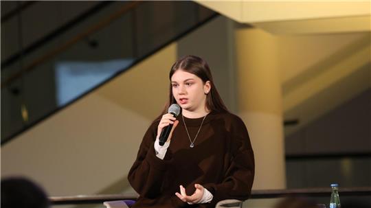 Die aus der Deportation zurückgekehrte Ukrainerin Valeriia Sydorova spricht im Niedersächsischen Landtag. (Handout)