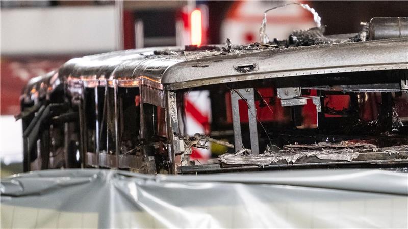 Die ausgebrannte Hülle eines Linienbusses im schweizerischen Kerzers.