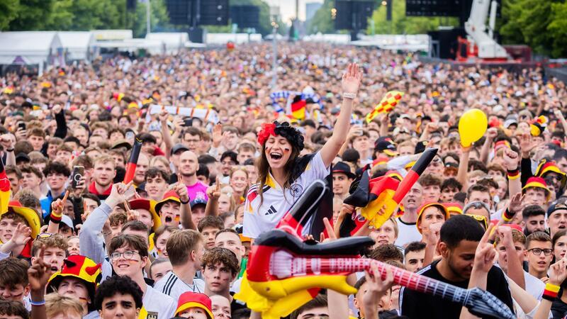 Die ausgelassene Stimmung vieler Fußballfans zur EM in Deutschland erinnert Niedersachsens Regierungschef Weil an die Heim-WM 2006 (Archivbild).