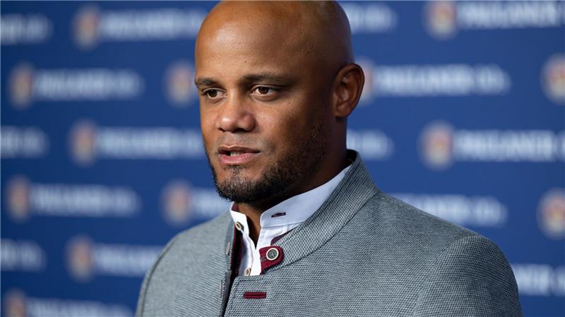 Bayerns „Bock“ auf Leipzig und Eberls Galgenhumor Die bayerische Tracht sitzt: Trainer Vincent Kompany beim Lederhosen-Shooting des FC Bayern in dieser Woche.