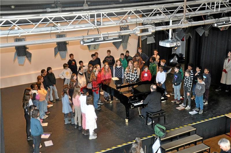 Goslarer Ratsgymnasium musiziert mit Hamburger Chor Die begabten Chorkinder aus Hamburg mit Betreuer Rémi Laversanne am Klavier auf der Bühne der Aula. Foto: Jenzora