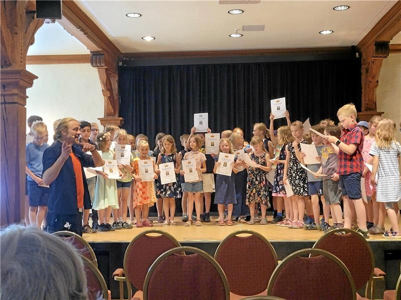 Stadtbücherei Bad Harzburg krönt die Lesekaiser im Schloss Die begehrten Urkunden in den Händen: Stolz zeigen die Kinder die Ernennung zur Lesekaiserin oder zum Lesekaiser. Foto: Privat
