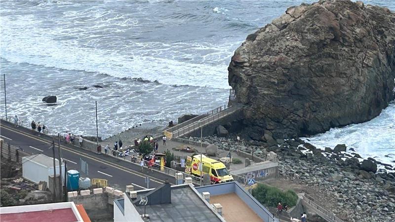 Die bei Urlaubern beliebten Kanarischen Inseln vor der Westküste Nordafrikas werden im Herbst und Winter oft von sehr hohen Wellen getroffen, die durch Stürme weit draußen im Atlantik entstehen. Für Menschen, die sich an Hafenmauern oder auf Uferpromenaden aufhalten, kann das verheerende Folgen haben. 
