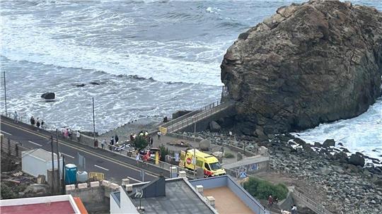 Die bei Urlaubern beliebten Kanarischen Inseln vor der Westküste Nordafrikas werden im Herbst und Winter oft von sehr hohen Wellen getroffen, die durch Stürme weit draußen im Atlantik entstehen. Für Menschen, die sich an Hafenmauern oder auf Uferpromenaden aufhalten, kann das verheerende Folgen haben. 