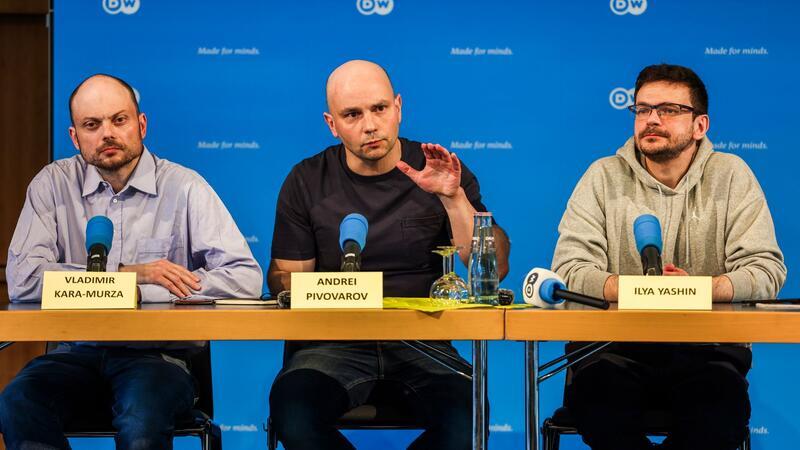 Oppositionelle danken Bundesregierung und USA Die bei dem Gefangenenaustausch freigelassenen Russen betonten, kein Gnadengesuch an Kremlchef Wladimir Putin unterschrieben zu haben.