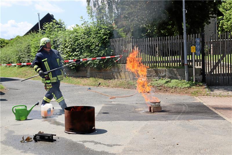 Die bei einem Fettbrand hoch stechenden Flammen zeigt Hendrik Heuer den Besuchern des Tags der offenen Tür. Foto: Jambrek