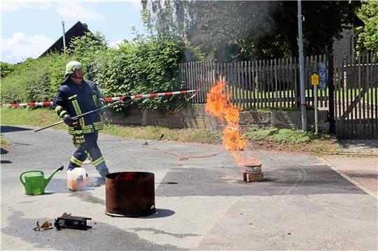 Die bei einem Fettbrand hoch stechenden Flammen zeigt Hendrik Heuer den Besuchern des Tags der offenen Tür. Foto: Jambrek