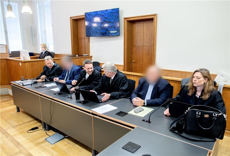 Angeklagter im Steinhoff-Prozess bestreitet Vorwürfe Die beiden Angeklagten (2.v.l. und 2.v.r) sitzen mit ihren Anwälten (l-r) Karsten Randt, Erik Duesberg, Jochen Bachmann, Anwältin Eva Kohler im Gericht.