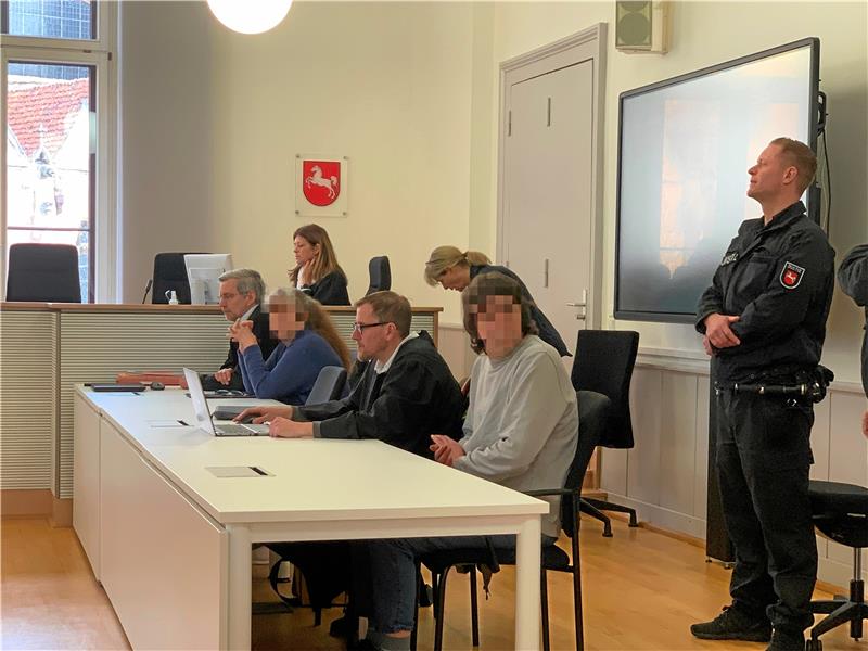 Verwandte: Von Missbrauch nichts mitbekommen Die beiden Angeklagten aus Goslar (vorn re. und 2. v. li.) am Mittwoch während eines weiteren Verhandlungstages vor dem Landgericht Braunschweig. Foto: Klengel