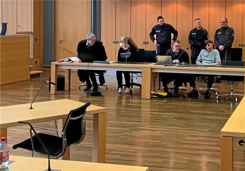 Die beiden Angeklagten im Missbrauchsverfahren vor dem Landgericht stammen aus Goslar (2. v. li. und 2. v. re.). Weil der Kripo Goslar vorgeworfen wird, in der Sache einseitig zu ermitteln, wurde sie von dem Fall abgezogen. Archivfoto: Klengel