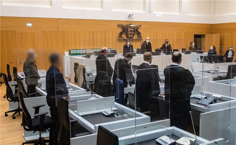 OLG Stuttgart: Urteil nach Scheitern von Söldner-Plänen Die beiden Angeklagten (l) stehen bei Prozessbeginn in einem Gerichtssaal des Oberlandesgerichts Stuttgart.
