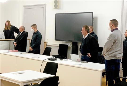 Die beiden Angeklagten (r. und 3.v.l.) hören das Urteil des Landgerichts: Vier Jahre Haft wegen schweren Raubes und räuberischer Erpressung zu jeweils vier Jahren Haft. Allerdings werden sie die wohl überwiegend in einer therapeutischen Einrichtung verbringen. Foto: Klengel