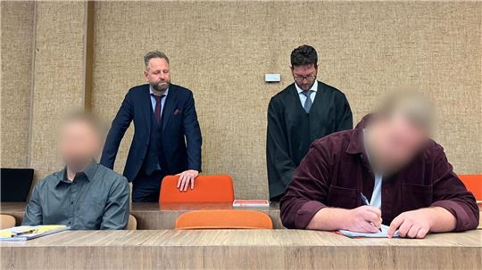 Die beiden Angeklagten schwiegen zunächst.