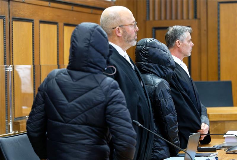 Die beiden Angeklagten und die Rechtsanwälte vor Beginn der Verhandlung im Gerichtssaal.