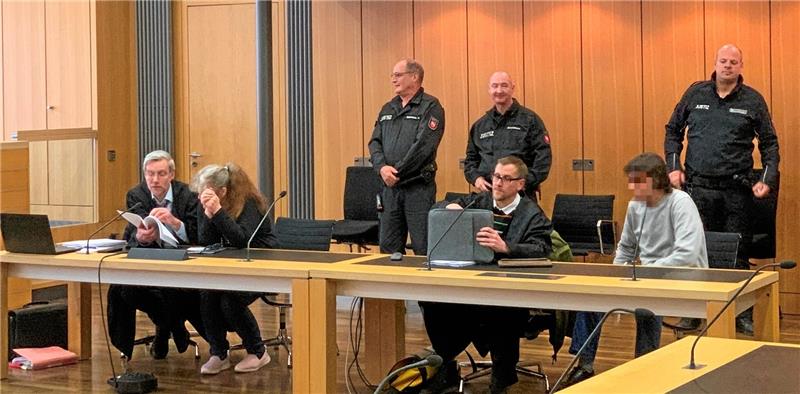 Missbrauchte Goslarerin (24): Ermittler in der Kritik Die beiden Angeklagten (vorn re. und 2. v. li.) mit ihren Anwälten am Dienstag vor dem Landgericht. Foto: Klengel
