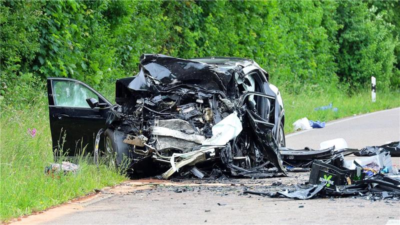 Die beiden Autos wurden komplett zerstört.