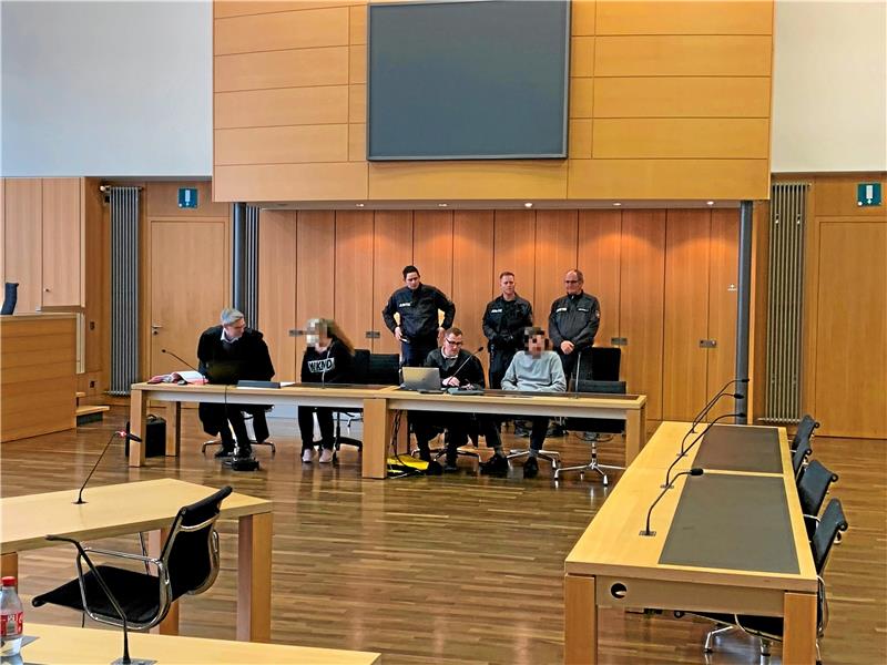 Die beiden Beschuldigten aus Goslar mit ihren Verteidigern und Justizbeamten im vorigen Jahr.  Archivfoto: Klengel