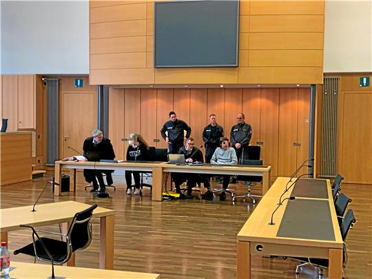 Die beiden Beschuldigten aus Goslar mit ihren Verteidigern und Justizbeamten im vorigen Jahr.  Archivfoto: Klengel