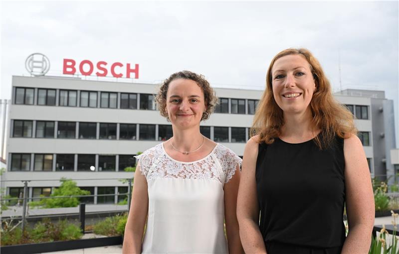 Chefin und Mama: Führung in Teilzeit ist im Kommen Die beiden Bosch-Führungskräfte Ina Skultety (l) und Isabell Kormos (r) auf einer Dachterrasse eines Bosch-Gebäudes in Stuttgart.