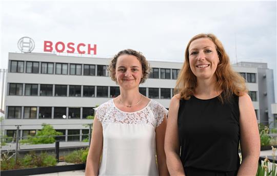 Die beiden Bosch-Führungskräfte Ina Skultety (l) und Isabell Kormos (r) auf einer Dachterrasse eines Bosch-Gebäudes in Stuttgart.