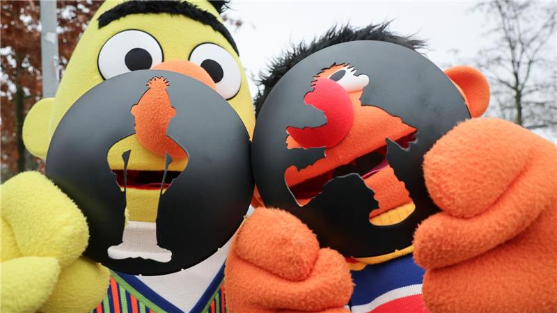 Die beiden Figuren von Ernie und Bert aus der Sesamstraße sind bei der Montage und Einweihung einer Fußgängerampel mit den Sesamstraßenfiguren in Hamburg dabei.