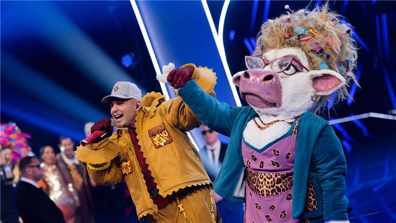 Die beiden Finalisten: Zweitplatzierter Pietro Lombardi und die noch maskierte Kuh. 