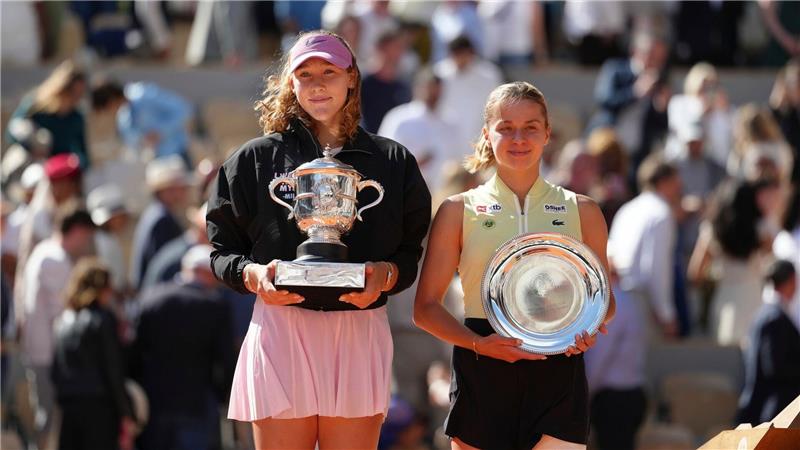 Tennis-Wunderkind Andrejewa besiegt ihre „Dämonen“ Die beiden Finalistinnen bei der Siegerehrung.