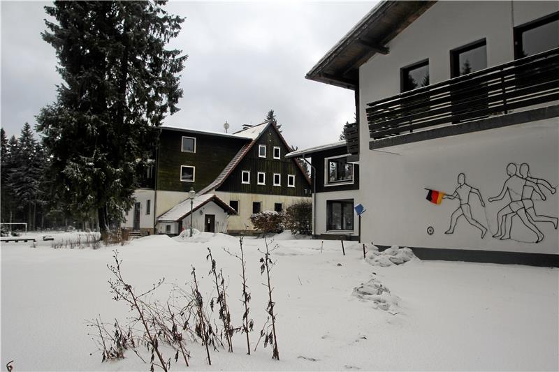 Königskrug: Feriendorf sorgt für Kontroversen Die beiden Gebäude des ehemaligen Schullandheims Herbert Balke in Königskrug sollen durch einen Anbau miteinander verbunden werden, in dem ein Restaurant entstehen soll. Archivfoto: Eggers