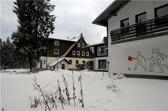 Die beiden Gebäude des ehemaligen Schullandheims Herbert Balke in Königskrug sollen durch einen Anbau miteinander verbunden werden, in dem ein Restaurant entstehen soll. Archivfoto: Eggers