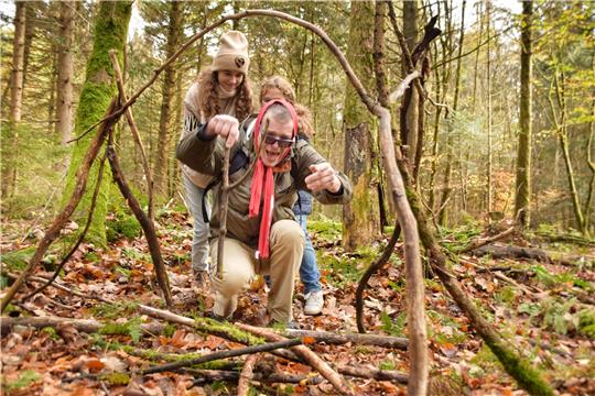 Die beiden Gretel (Maila Herzog und Nele Strahl) stoßen die Hexe (Michael Kirschleder) in den Ofen Marke Eigenbau. Foto: Neumann