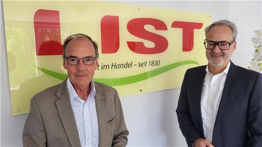 Die beiden List-Geschäftsführer Rainer-Rudolf von Oehsen (li.) und Oliver Huckschlag wollen den im Dezember abgebrannten Firmenstandort in Quedlinburg wieder aufbauen.