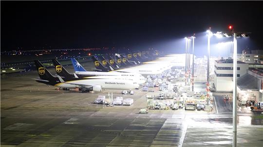 Die beiden Männer schlugen die Scheibe eines Notschalters ein. 