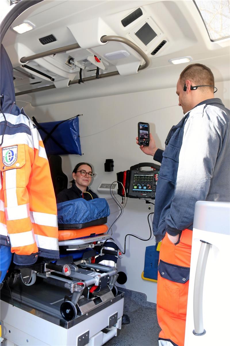 Die beiden Notfallsanitäter Lina Krebs und Sven Zuse simulieren einen Einsatz.