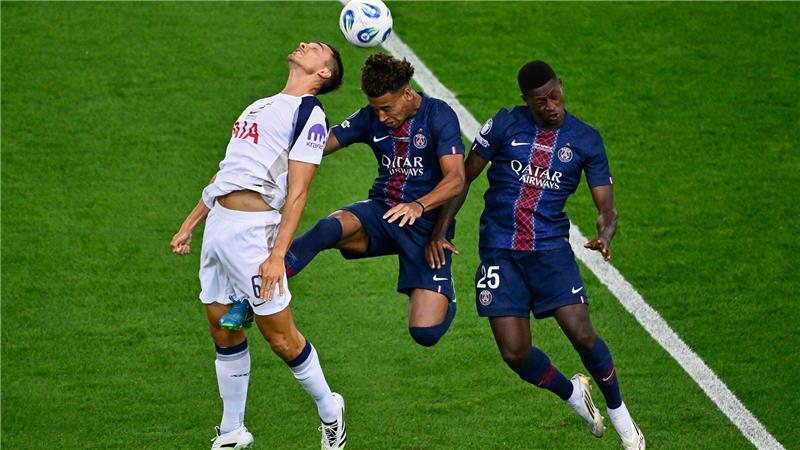 Neuer Paris-Torwart patzt: PSG gewinnt trotzdem Supercup Die beiden PSG-Spieler Desire Doué (M) und Nuno Mendes bedrängen Tottenhams Joao Palhinha (l). Palhinha kam in diesem Sommer vom FC Bayern München.