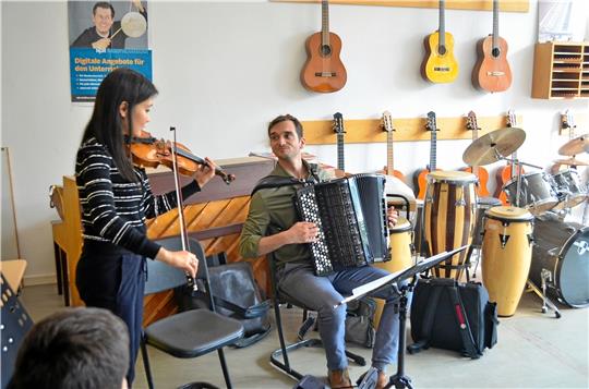 Die beiden Profimusiker Elisabeth Gebhardt und Nemanja Lukic stellen ihre Instrumente vor und spielen den Schülern einige Stücke vor. Unter anderem „Salut d´amour“ und „Westerland“. Foto: O. Fricke