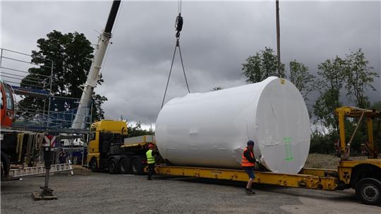 Die beiden Reinwassertanks aus Edelstahl wären pünktlich eingetroffen, wenn sie nicht an den falschen Standort geliefert worden wären. Foto: Stadtwerke